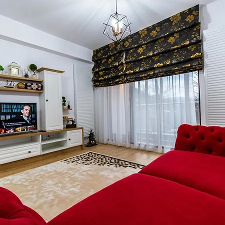 Lighthouse Central: Fortress Views & Free Parking Apartment