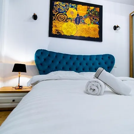 Apartment Lighthouse Central: Fortress Views & Free Parking Brasov