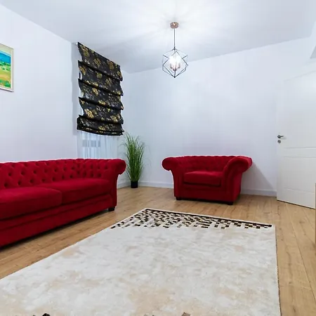 Lighthouse Central: Fortress Views & Free Parking Apartment