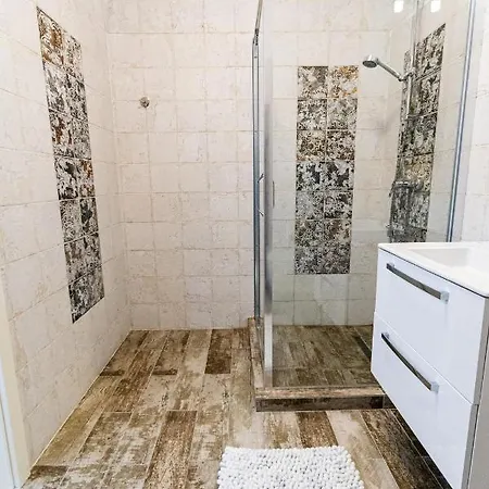 Apartment Lighthouse Central: Fortress Views & Free Parking *
