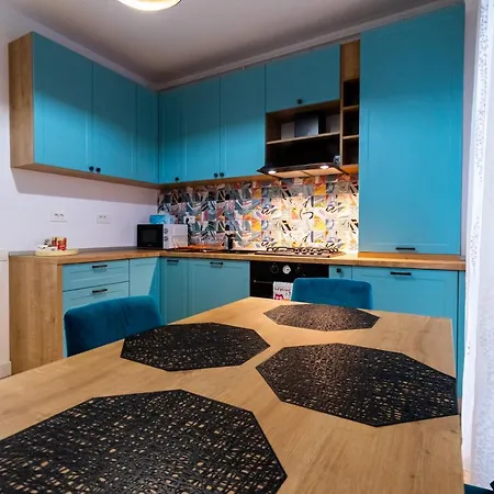 Lighthouse Central: Fortress Views & Free Parking Apartment